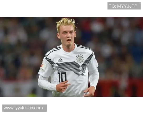 足球传奇人物的荣耀之路：从默默无闻到全球巨星的崛起与突破